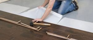 pemasangan vinyl flooring oleh distributor lantai profesional