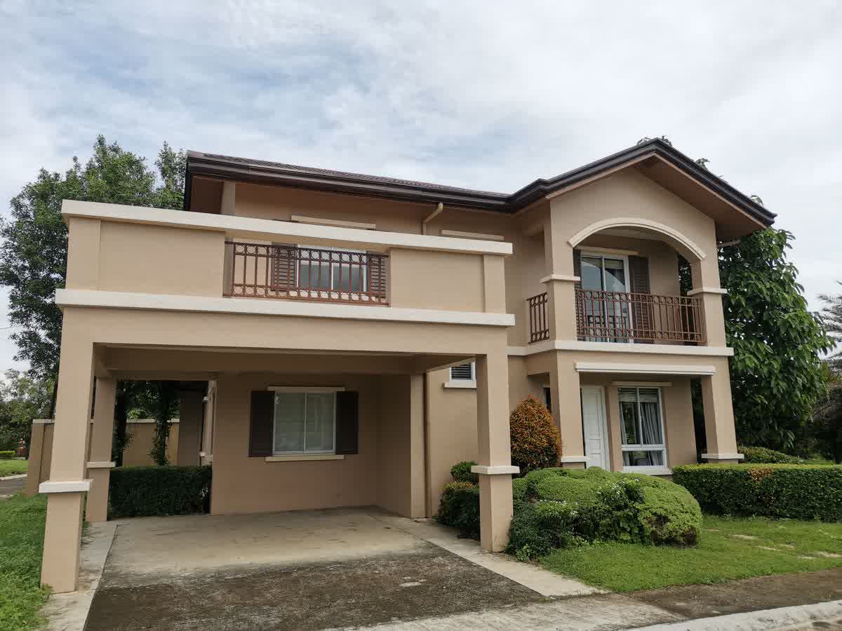 Rumah 2 lantai modern type 60 dengan outdoor unit AC split di dinding belakang