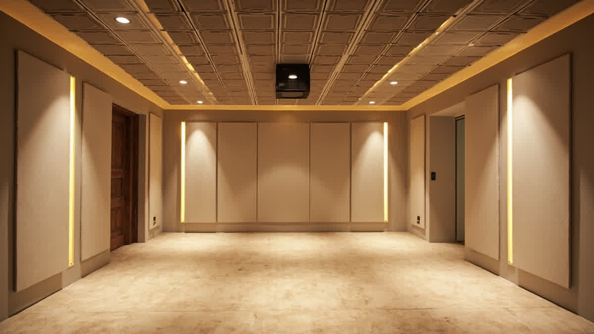 plafon akustik rumah — tile akustik motif kayu di ruang keluarga modern